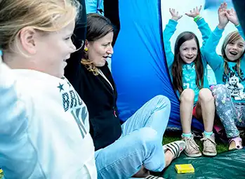 Kinderen beleven samen plezier tijdens een kampactiviteit