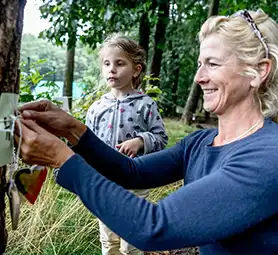 Vrijwilliger begeleidt een creatieve buitenactiviteit